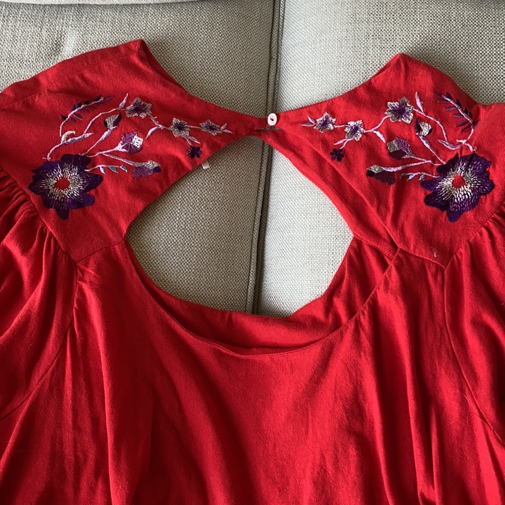 Red blouse - Picture 5 of 9